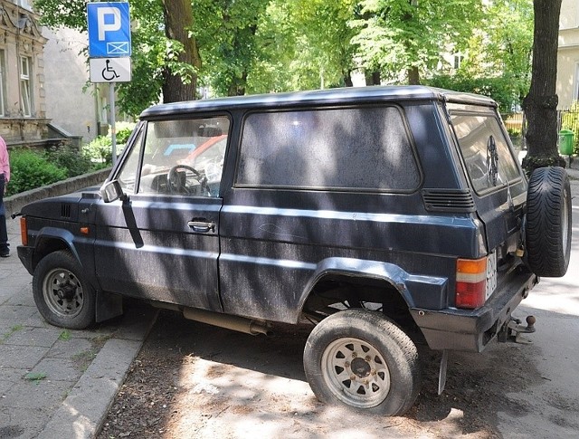 Tylko w ubiegłym roku z dróg powiatu opolskiego na strzeżony parking w  Niemodlinie odholowano 121 pojazdów.