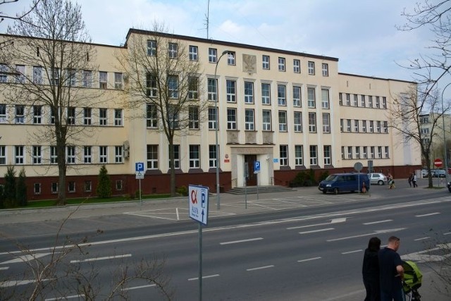 Pierwotnie mieścił się tu sąd okręgowy. W 1990 roku przeprowadzono gruntowny remont budynku. Wprowadził się tu sąd apelacyjny. Okręgowy powstał bowiem przy ul. Skłodowskiej 1.