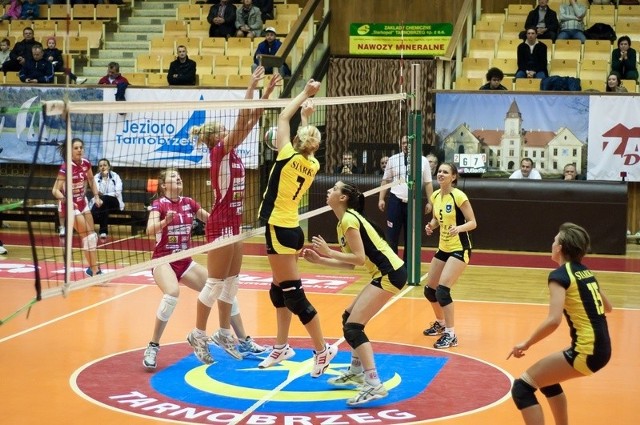 Siatkarki Anser-Siarki Tarnobrzeg przegrały w sobotę w ligowym pojedynku z Developresem Rzeszów (czerwone stroje) 0:3.