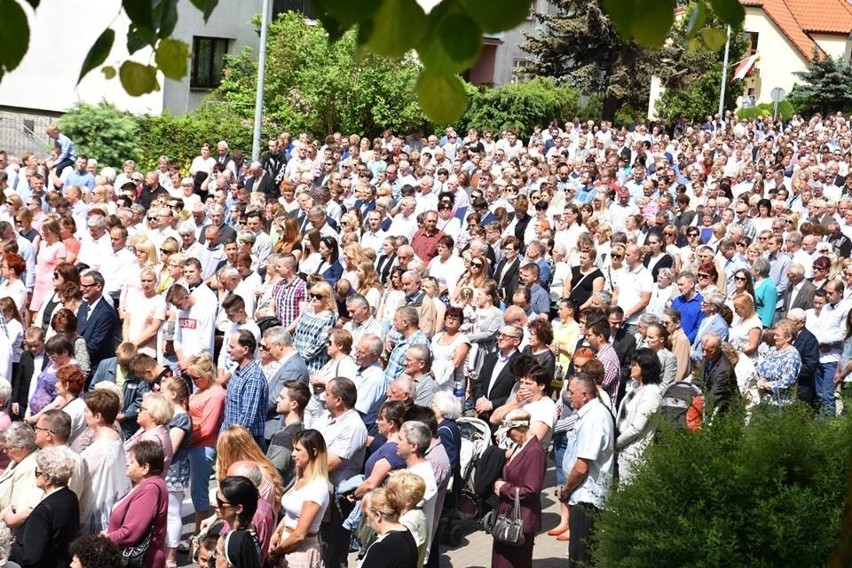 Mnóstwo wiernych wzięło udział w procesji Bożego Ciała w...