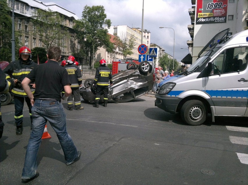 Wypadek na Zamenhofa. Kolizja i dachowanie w centrum miasta [ZDJĘCIA+FILM]