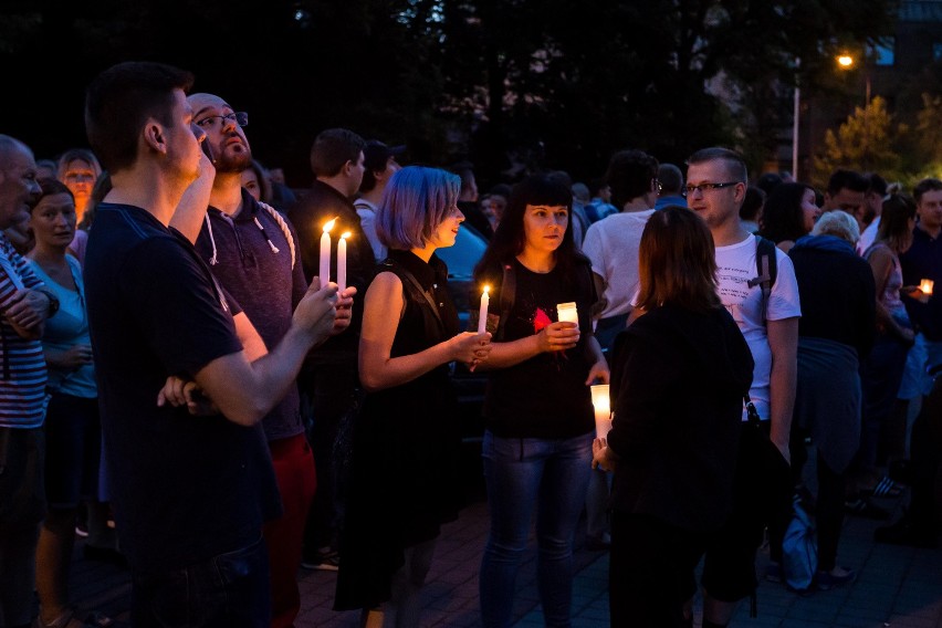 Łańcuch Światła w Warszawie [ZDJĘCIA] Demonstracja przed Pałacem Prezydenckim i marsz przed Sejm