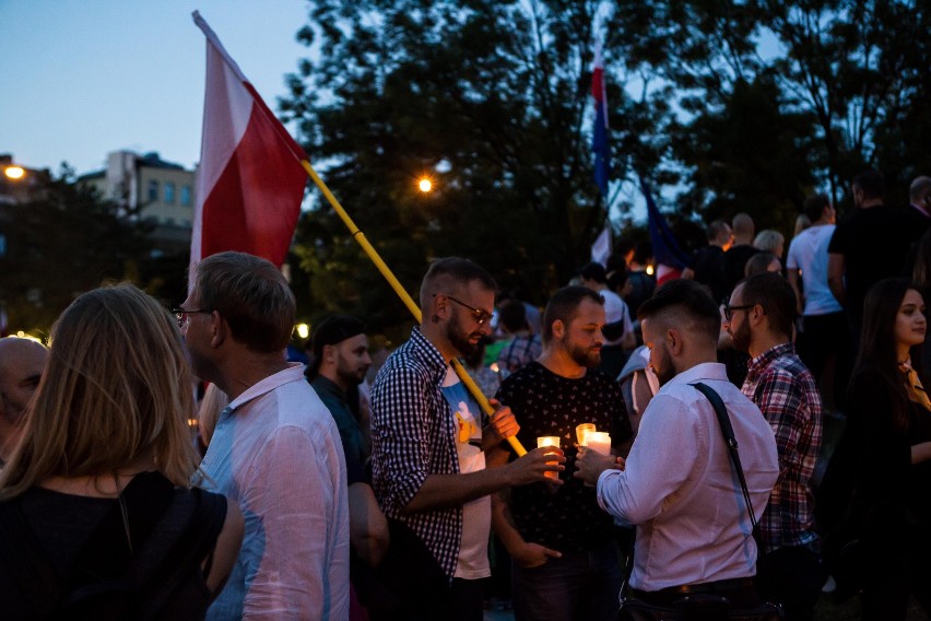 Łańcuch Światła w Warszawie [ZDJĘCIA] Demonstracja przed Pałacem Prezydenckim i marsz przed Sejm