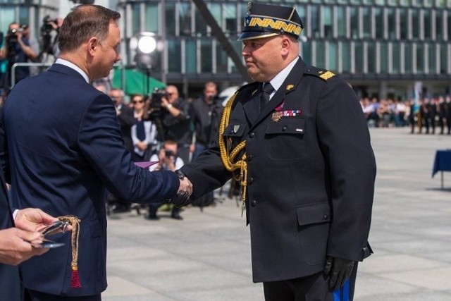 Adam Czajka podczas obierania nominacji generalskiej z rąk prezydenta Andrzeja Dudy