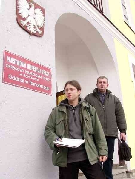 Piotr Morawski (z lewej) i Janusz Sajbot, dwaj byli pracownicy &quot;Kauflanda&quot;, odwiedzili w piątek inspekcję pracy...