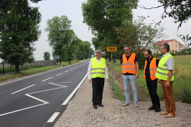 Przedstawiciele Rejonu Drogowego, Mazowieckiego Zarządu Dróg Wojewódzkich w Warszawie, odebrali w piątek wyremontowany odcinek drogi numer 740 przebiegający przez gminę Przytyk.