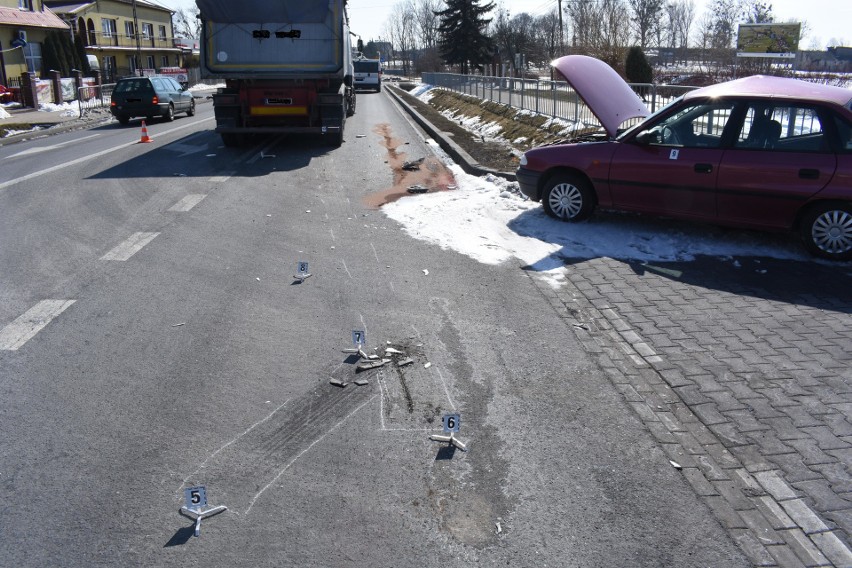 Wypadek samochodu osobowego z ciężarówką w Sycnie.