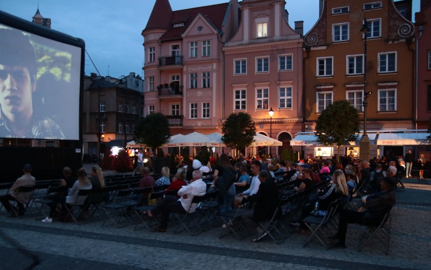 Lato na Starym Mieście w Grudziądzu. Letnie kino pod gwiazdami na Rynku [zdjęcia]