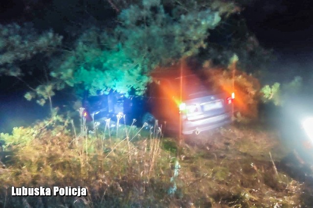 Pijany kierowca, uciekając przed policją, roztrzaskał samochód o drzewo.