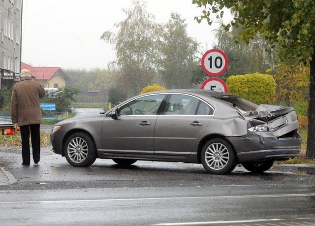 W Deszcznie, w godzinach przedpoludniowych, doszlo do zderzenia czterech samochodów. Na szczeście nikt nie ucierpial. Najwieksze straty poniósl wlaściciel Volvo.