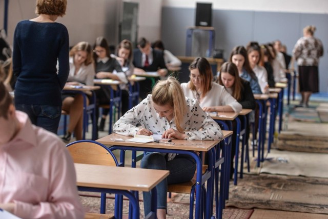 15 kwietnia rozpoczęły się egzaminy ósmoklasisty. Na początek egzamin z języka polskiego. Zobaczcie arkusz CKE i pierwsze odpowiedzi. Szczegóły na kolejnych zdjęciach >>>>>FLESZ CO ZROBIC Z DZIECKIEM JAK STRAJK