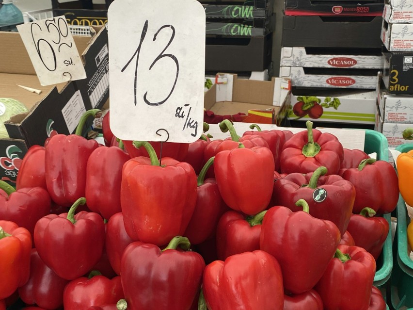Dorodne warzywa i owoce na targowisku w Kielcach. Po ile pomidory, papryka, jabłka i inne? Zobacz ceny i zdjęcia