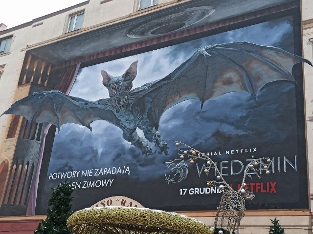 Łódź przygotowana na premierę drugiego sezonu serialu "Wiedźmin" od Netflix. Na ścianie kamienicy przy ul. Piotrkowskiej, w pasażu Schillera powstał nowy mural, a od czwartku łódzkie ulice przemierza "wiedźmiński" tramwaj.