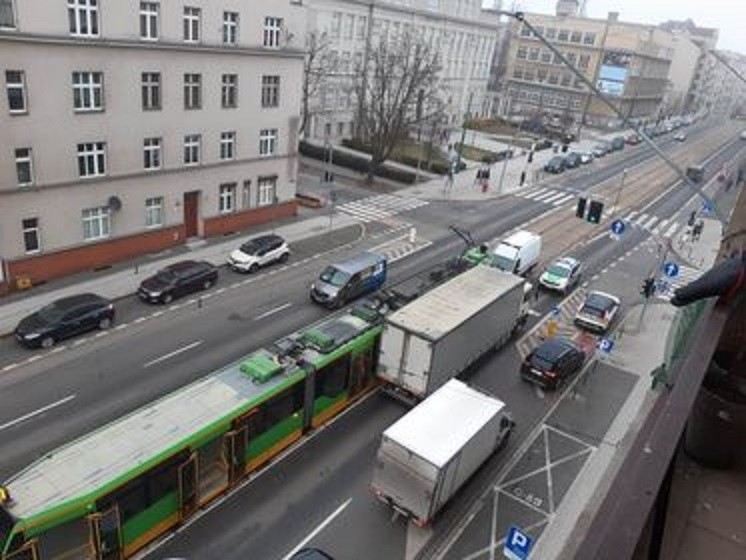 Ruch tramwajowy został wstrzymany na około 10 minut.