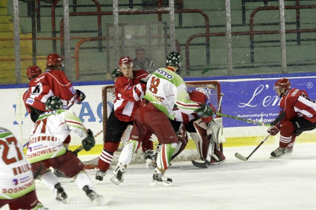 W trakcie spotkań Zagłębia (białe koszulki) z Cracovią często dochodzi do ostrych starć