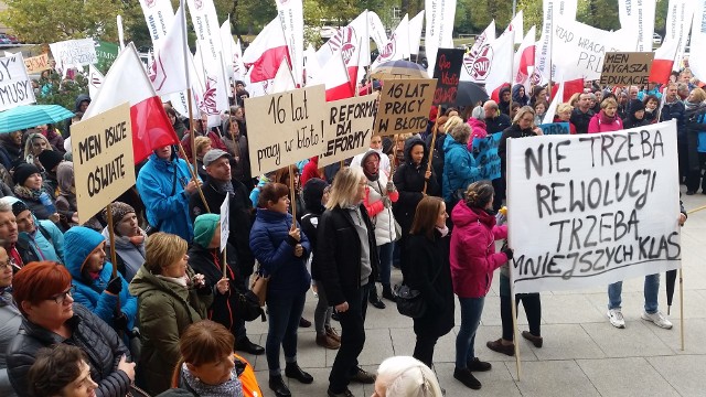 Przeciwko reformie oświaty, nauczyciele protestowali jeszcze zanim zmiany weszły w życie. W październiku 2016 r. w całym kraju, także w Poznaniu, odbywały się manifestacje, w marcu 2017 r. strajk