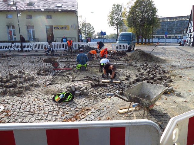 Trwa usuwanie skutków zapadnięcia jezdni przy ulicy Marynarki Polskiej w Ustce spowodowanej pęknięciem instalacji wodociągowej. Prawdopodobną przyczyną awarii żeliwnego wodociągu w tym miejscu było złe wykonanie studni kanalizacji w trakcie remontu ul. Marynarki Polskiej, której betonowe elementy zostały oparte, postawione na żeliwnej rurze wodociągowej, co spowodowało jej naprężenia i w końcu odprysk, pękniecie. Takie żeliwne rury wodociągowe używane były przez wiele lat XX wieku, z uwagi na to, że były proste w montażu oraz nie rdzewiały. Najsłabszym ich ogniwem było miejsce połączenia i uszczelniania u kielicha, ale to rozwiązywano za pomocą tradycyjnego sznura. W starszych instalacjach stosowano również dodatkowo ołów, także gdzie możną, zmienia się modernizuje instalacje wodociągowe, aby nie były toksyczne.Prace nad usuwaniem tej awarii w możliwie jak najkrótszym czasie, podjęła się słupska firma PERFEKTO BRUK. Dzisiaj we wtorek skończy układanie nad tym miejscem awarii  kostki granitowej, a jutro przystąpi do szczelinowania całego skrzyżowania specjalną  mrozoodporną fugą żywiczna utwardzalną tlenem z powietrza. Cena takiej spoiny to ok. 10 zł za kg, czyli pokrycie powierzchni 1 m2 to koszt  od 30 zł do 70 zł, w zależności od szerokości i głębokości fugi.  Jutro zaprezentujemy zdjęcia z zastosowania  tej innowacyjnej technologi  na usteckiej ulicy. Jak zda egzamin, to jest szansa, ze inne odcinki gdzie jest kostka granitowa, zostaną w ten sposób zmodernizowane. Martwi, że pełna wytrzymałość jest uzyskiwana po 7 dniach, czyli według technologii, jeszcze tyle dni, to miejsce byłoby zamknięte dla ruchu kołowego.