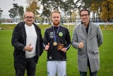 Mateusz Surożyński odebrał medal za wygraną w październikowych „Piłkarskich Orłach”