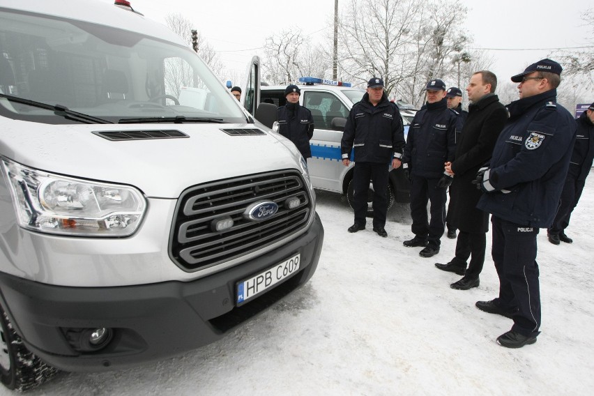 Flota dolnośląskiej policji powiększyła się o 37 samochodów.