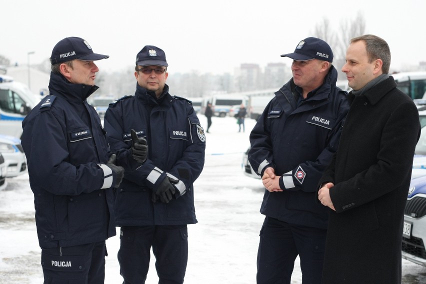 Flota dolnośląskiej policji powiększyła się o 37 samochodów.