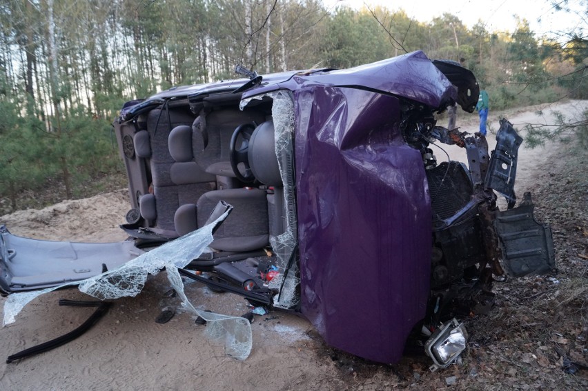 Wypadek w Piaseczni gmina Kadzidło. Kierowca uderzył w drzewo