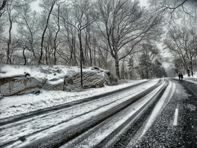 Lubuskie nawiedziły intensywne opady śniegu. Kierowcy powinni mieć się na baczności.
