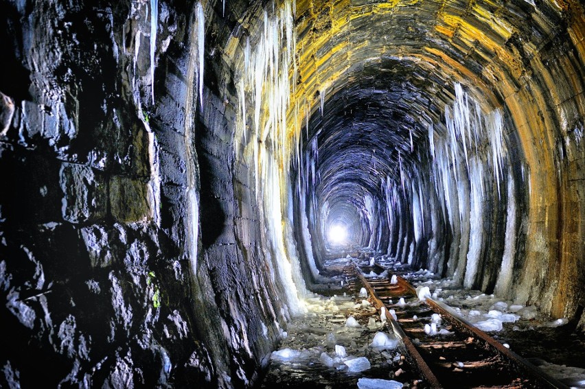 Bajkowo zamarznięty tunel kolejki wąskotorowej w Szklarach w gminie Hyżne. Ma aż 602 metry [ZDJĘCIA]
