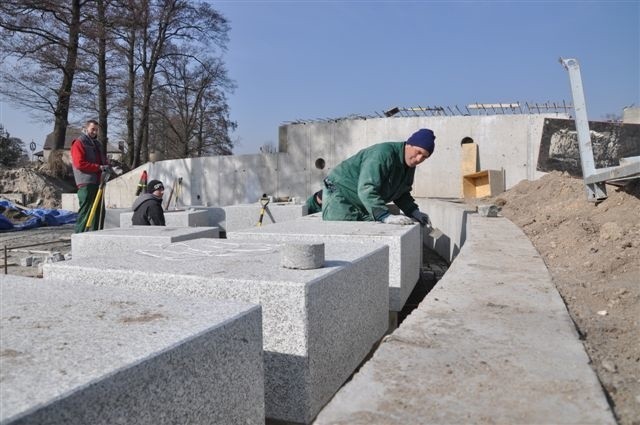 Kamienne bloki wkrótce staną w wodzie, które popłynie tu z pobliskiej rzeczki.