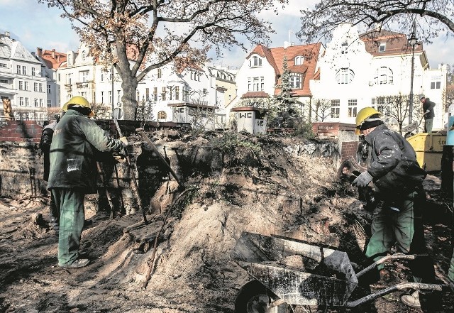 Kilka miesięcy temu, gdy park Kochanowskiego był oddawany do użytku po remoncie, pisaliśmy, że ratusz po naszej interwencji znalazł pieniądze, aby wyremontować także znajdujący się w parku obskurny szalet miejski.