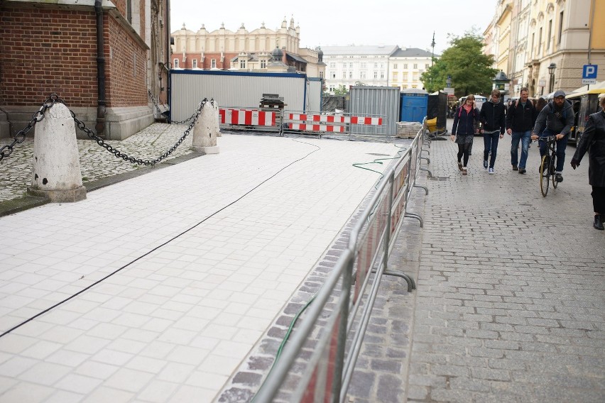 Odesłali wapień do Francji. Cały plac Mariacki będzie gotowy dopiero wiosną [ZDJĘCIA]