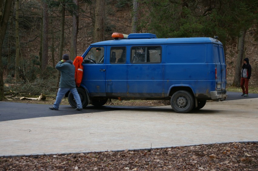 Po wichurze park wygląda, jak pobojowisko! Obowiązuje tam zakaz wstępu [ZDJĘCIA]