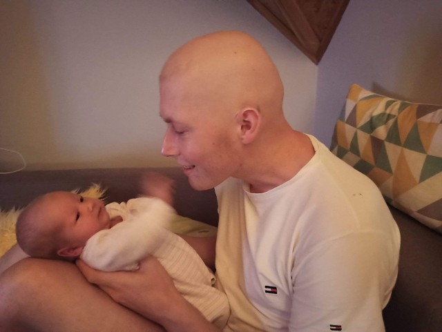 Damian Broński ze swoim nowo narodzonym dzieckiem. Urodziło się, gdy leżał w izolatce, czekając na przeszczep. Teraz nowotwór znów zaatakował.