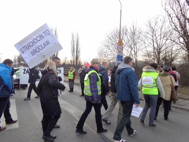 Protest na Swojczyckiej i Kowalskiej. Kilkadziesiąt osób blokowało ulice (ZDJĘCIA)