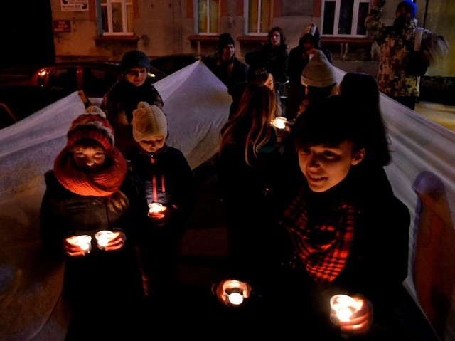 Odbyły się warsztaty rysunku oraz akcja artystyczna "Święto Światła&#8221; związane z dniem św. Łucji sprawującej opiekę nad granicą pomiędzy światłem i ciemnością.