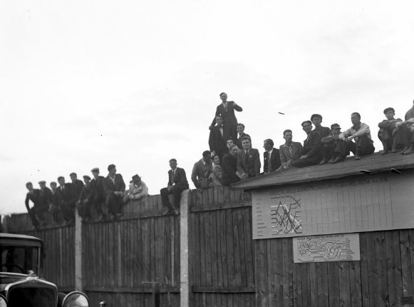 Maj 1936 r., kibice na ogrodzeniu stadionu Wisły podczas...