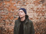 Jakub Skorupa to nadzieja polskiej muzyki. Artysta z Gliwic udostępnił nowy utwór. "Wakacje i deszcz" ma także wideoklip 