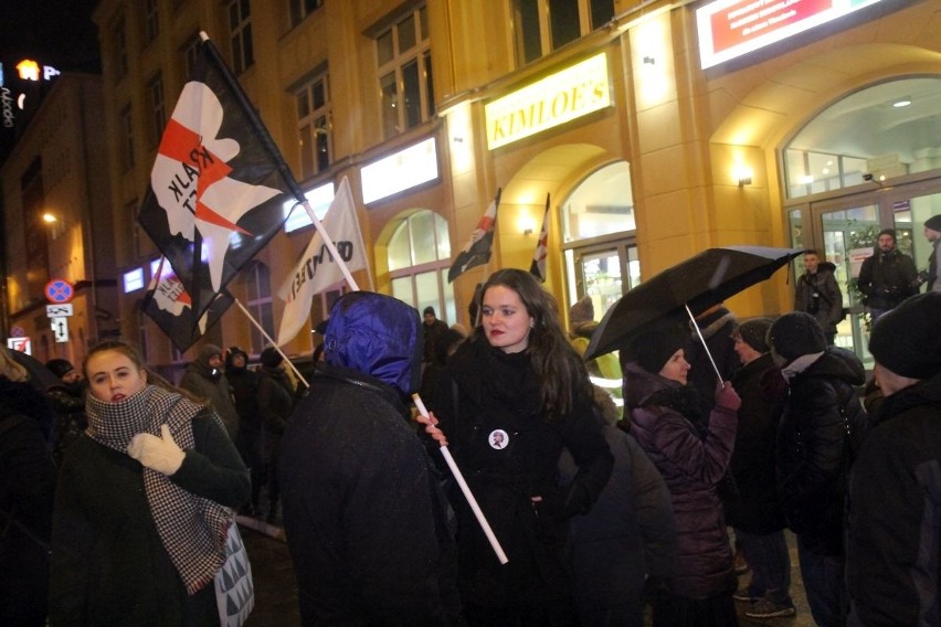 Czarna Środa we Wrocławiu. Protest w Rynku i pod biurami poselskimi 