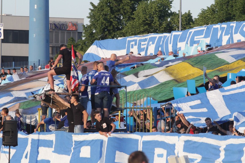 Ruch Chorzów - GKS Katowice 1:0. Tak cieszyli się kibice i piłkarze Niebieskich ZDJĘCIA