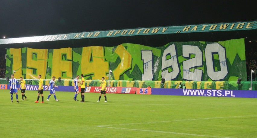 Kibice GKS Katowice pokazują, że są lepsi od Ruchu Chorzów.