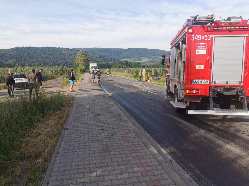 Wypadek na DK 75 w Łososinie Dolnej. Bus najechał na osobówkę. 70-letnia kobieta trafiła do szpitala [ZDJĘCIA]
