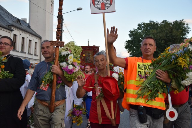 W Sieradzu powitali pielgrzymów jak bohaterów wojennych!