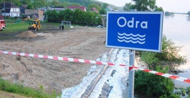 Walka z powodzią w Krajniku Dolnym w powiecie gryfińskim.