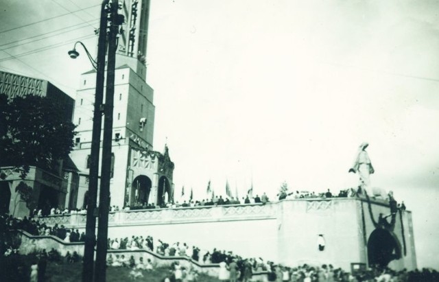 Bialystok, 1961 rok. Kościól świetego Rocha podczas procesji Bozego Ciala w 1961 roku. Publikujemy dzieki uprzejmości Bronislawa Mierzynskiego z Bialegostoku.