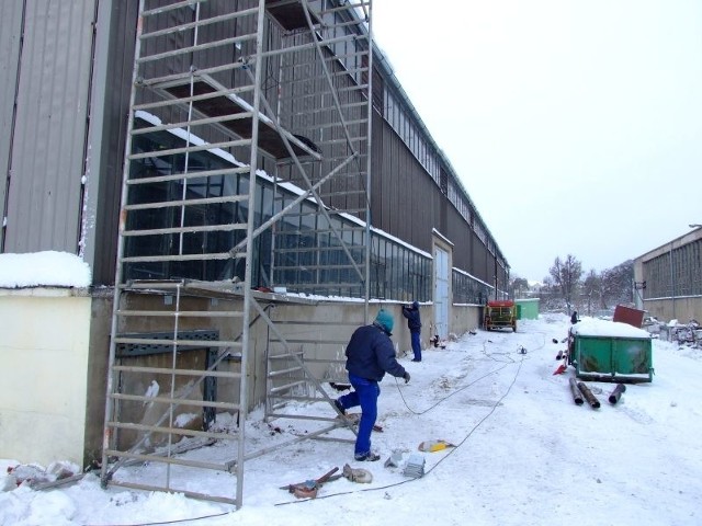 Spółka Pearl Stream rozpoczęła remont hali w Strzelcach Opolskich. (fot. Radosław Dimitrow)