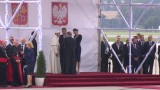Para prezydencka powitała papieża Franciszka na lotnisku w Krakowie