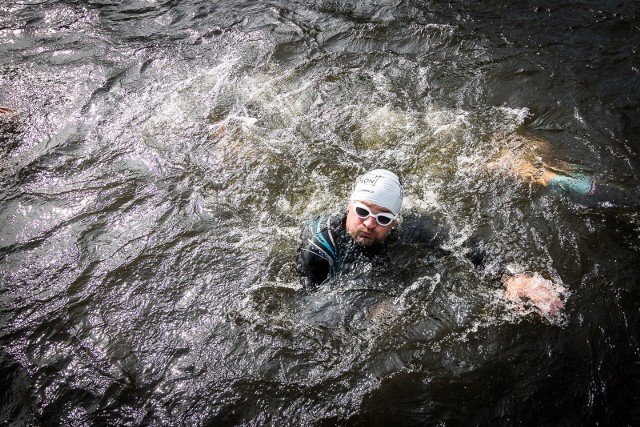 Ponad 3300 uczestników, 300 wolontariuszy, wiele kilometrów do pokonania w wodzie, rowerem i biegiem oraz 15 tysięcy kibiców na trasie - oto 3. edycja Enea Triathlon Bydgoszcz. Za nami pierwsza część rywalizacji - rozegrany w sobotę dystans superkrótki (1/8). Rywalizowały m.in. osoby niewidome i słabowidzące (druga edycja mistrzostw Polski). Na sobotę zaplanowano jeszcze Enea Bieg Nocny (start o godz. 22.30) z którego dochód przekazany będzie na rzecz Fundacji Wiatrak. A druga część rywalizacji (dystans krótki) odbędzie się w niedzielę - początek o godz. 10.00. Start i meta przed halą Łuczniczka na ul. Toruńskiej (od strony Brdy). Dekoracja ok. godz. 15.00, zakończenie imprezy ok. godz. 18.00.