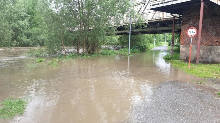 Powódź pod Kłodzkiem. Woda zalała wiele miejsc. Burmistrz: "To jest żywioł!"