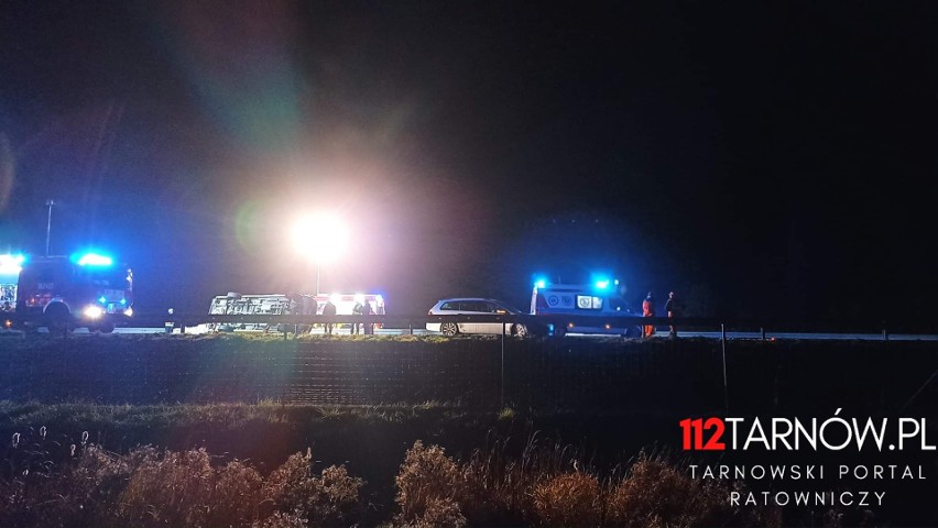 Tragiczny w skutkach wypadek busa na autostradzie A4 w Zaczarniu. 1 osoba nie żyje, trzy są ranne