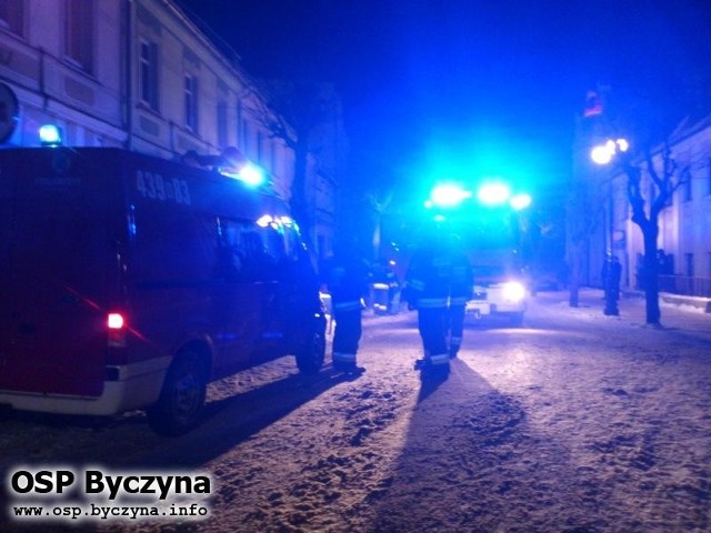 Strażacy z OSP Byczyna zostali wezwani wczoraj po godz. 19.00 przez mieszkańca jeden z kamienic przy Rynku. Z podłogi wydobywał się dym. Strażacy przyjechali na miejsce i zlokalizowali  mieszkanie z którego wydobywa się dym. Następnie wyważyli drzwi, ratownicy w aparatach ochrony dróg oddechowych weszli do mieszkania i ewakuowali śpiącego lokatora.