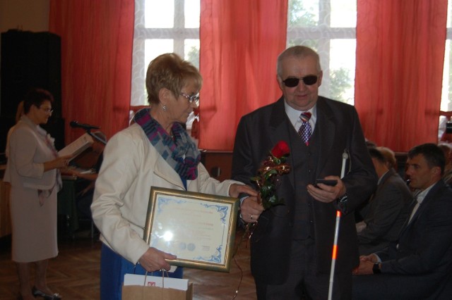 Wśród medalistów Jan Makowiecki, rzeźbiarz i poeta, śpiewający w zespole "Jesienny kwiat&#8221;.  Na gali towarzyszyła mu żona Maria